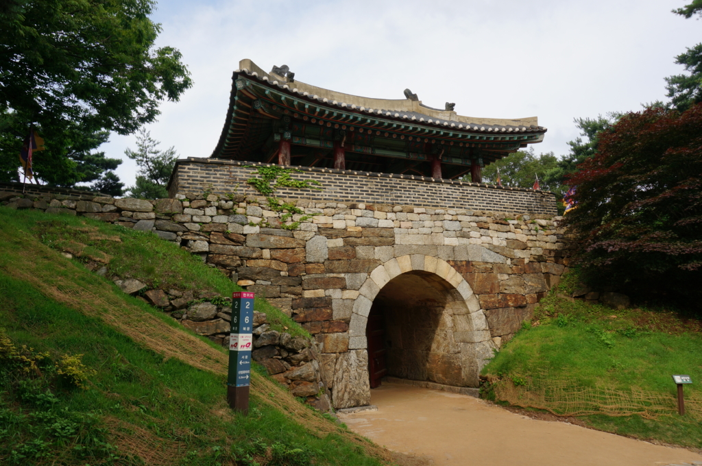 韓国版の”万里の長城”と自然豊かな南漢山城ハイキング interact