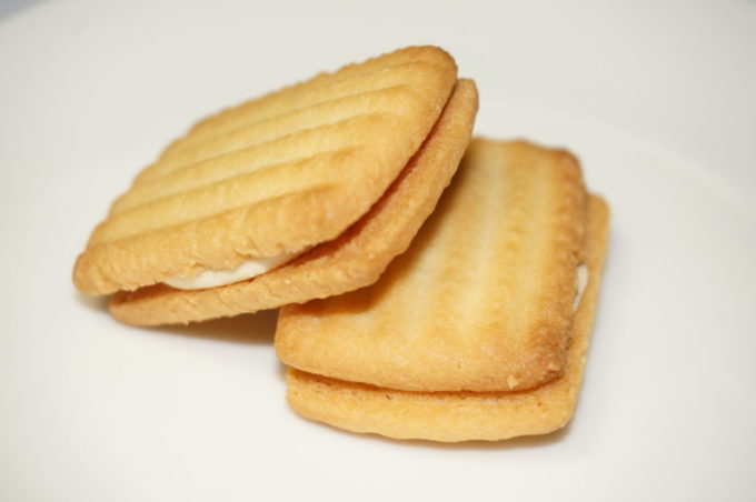 「森永ミルクキャラメル クリームサンドクッキー」レビュー | interact