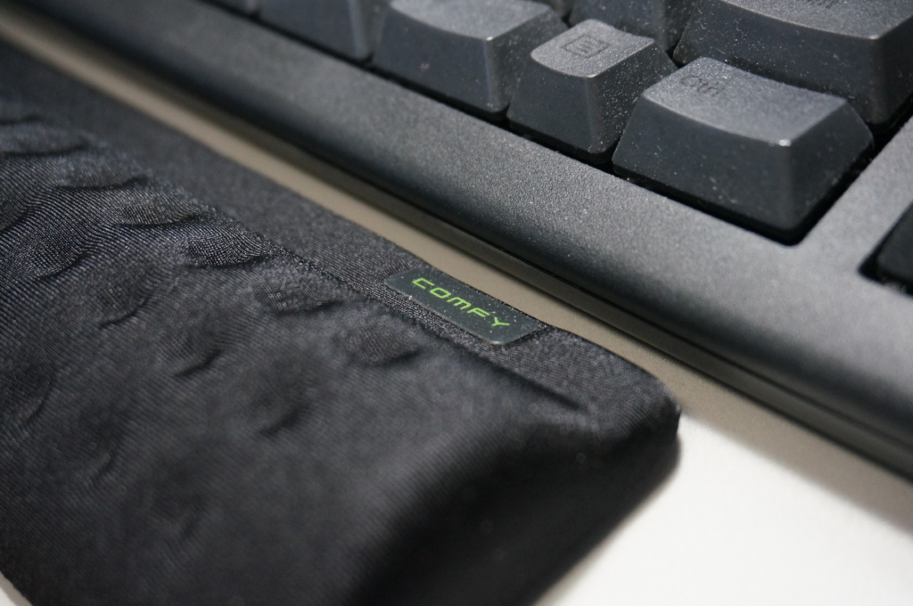 キーボード用リストレストで疲労軽減!エレコム「COMFYロング低反発