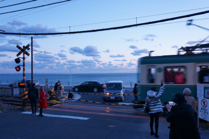 江ノ電でスラムダンクの聖地へ 目の前に海が広がる 鎌倉高校前踏切 Interact