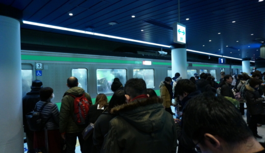 混みすぎの新千歳空港駅！快速エアポートの慢性的な混雑問題への対策を考える