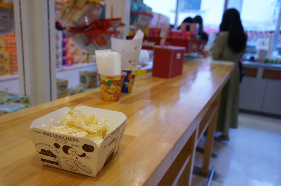 Calbee+原宿店限定の揚げたてポテト メープル&クリームチーズ味