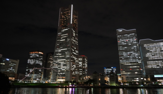 ライトアップされた海沿いの遊歩道！横浜みなとみらい散策で夜風に当たる