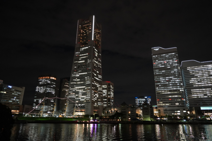 ライトアップされた海沿いの遊歩道 横浜みなとみらい散策で夜風に当たる Interact