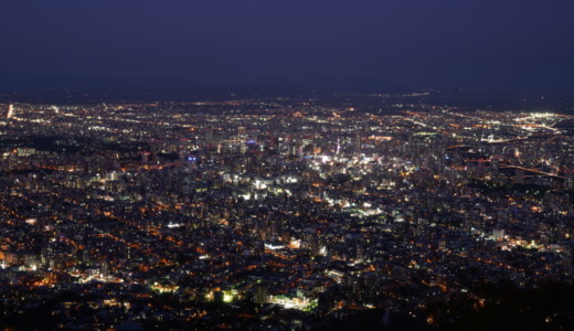 秋の夕暮れ時の藻岩山展望台！明かりが付き始める札幌の街を眺める