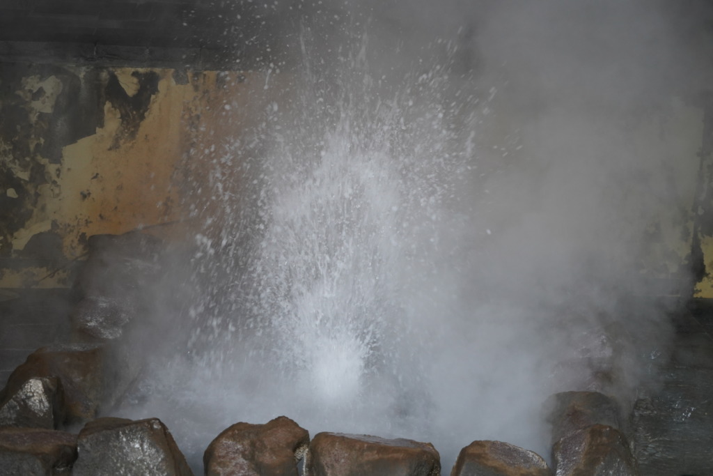 登別温泉街の間欠泉 約3時間おきに熱湯が噴出する様子が見られる源泉公園へ Interact