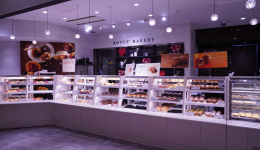 チョコレート会社のパン屋！ロイズ新千歳空港店併設のベーカリーで焼き立てパンを食べる