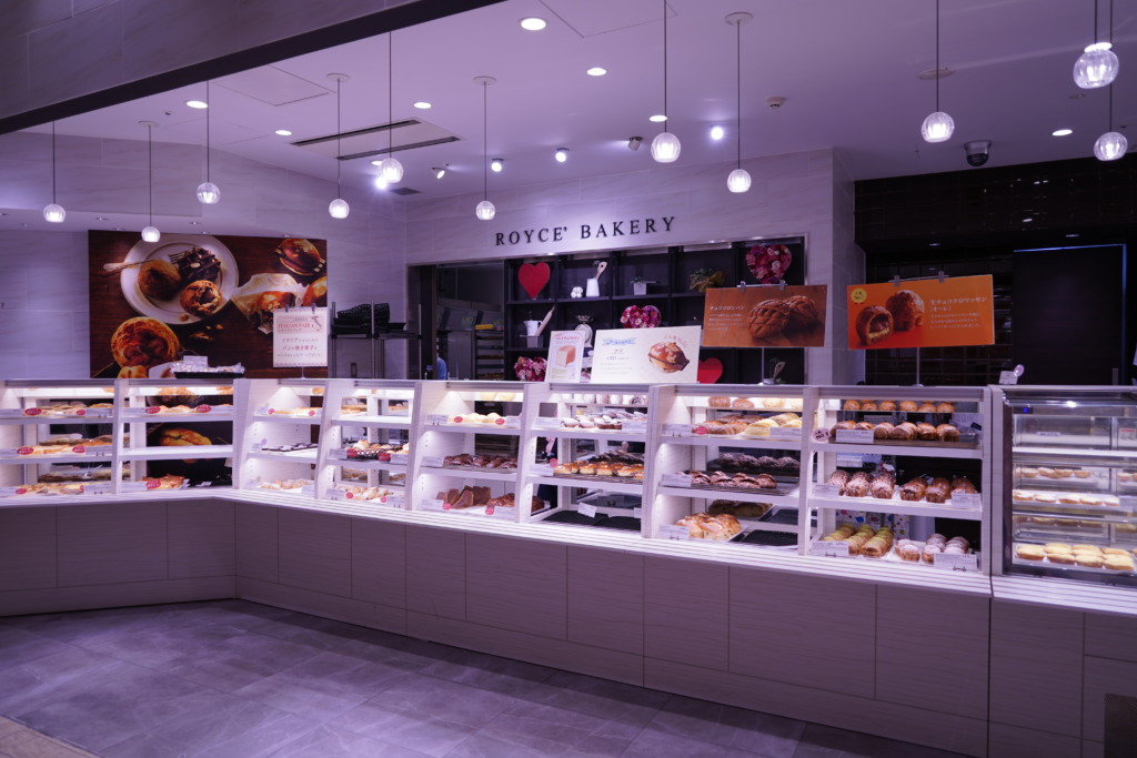 チョコレート会社のパン屋 ロイズ新千歳空港店併設のベーカリーで焼き立てパンを食べる Interact チョコレート会社のパン屋 ロイズ新千歳空港店併設のベーカリーで焼き立てパンを食べる Interact