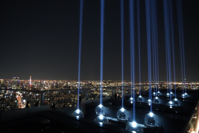 屋上で都会の夜景を見る 地上約230m渋谷スカイはスクランブルスクエアの屋上展望台 Interact
