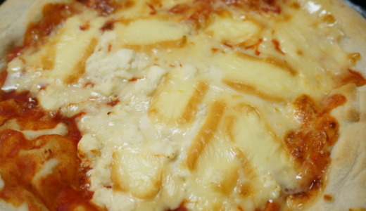 大きなチーズの塊がトッピング！日本ハム「奏ブレンデッドチーズピザ」レビュー