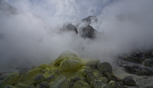 定期観光バスのピリカ号で行く！噴煙が立ち上る活火山「硫黄山（アトサヌプリ）」で温泉卵を食べる