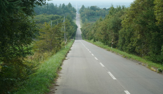 どこまでも道が続くような絶景！知床・斜里町にある約18kmの直線道路「天に続く道」へ