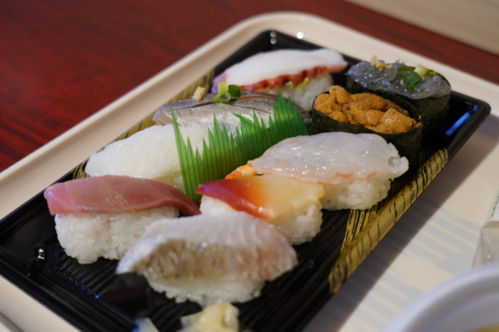大洗水族館フードコートにある寿司屋 すしの丸藤 で握りセットを食べる Interact