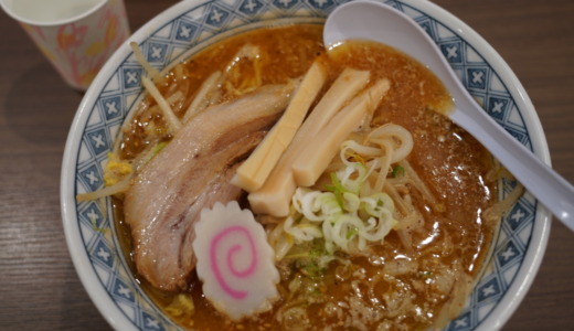 イオン旭川のフードコート内にある山頭火系ラーメン店「らーめんえぞふくろう」で醤油ラーメンを食べる