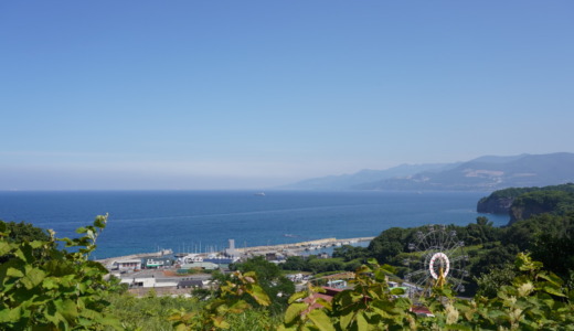 おたる水族館から徒歩約10分の「祝津パノラマ展望台」から目前に広がる日本海と石狩湾を眺める