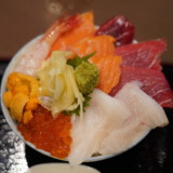 釧路にある海鮮販売店の釧之助本店に併設されている釧ちゃん食堂で魚山盛りの「海鮮丼」を食べてみた