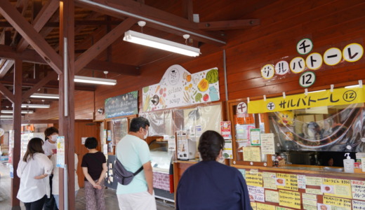 六花の森の途中にある「道の駅なかさつない」と併設されている「豆資料館」で様々な豆の展示を眺める