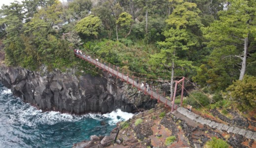 断崖絶壁を渡る為の赤い橋！伊東の城ヶ崎海岸にある「門脇吊橋」を訪れる