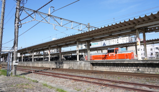 木更津駅にて国鉄時代は北海道所属の機関車「DE10-1704号機」と砕石運搬用「ホキ800形」に遭遇する