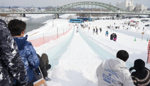 駅から会場まで無料シャトルバスで約10分！滑って遊べる大雪像「第64回旭川冬まつり」会場レポート