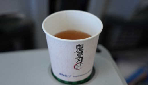 ドリンクは鬼滅の刃コラボの紙コップで提供！ANAのNH987便で羽田から新千歳へ（2022年7月版）