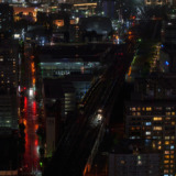 街灯の反射としっとりとした雰囲気が美的！雨の降る夜に「JRタワー展望室 T38」から札幌の街を眺める