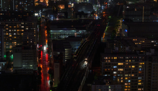 街灯の反射としっとりとした雰囲気が美的！雨の降る夜に「JRタワー展望室 T38」から札幌の街を眺める