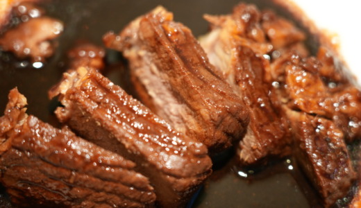 加熱済みで手軽に楽しめる！柔らか豚肉を厚切りで食べられるバルナバハム「北海道産やわらか煮豚」レビュー