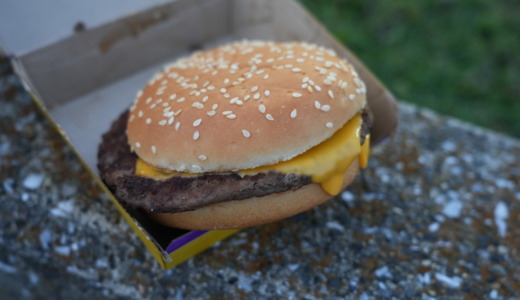 実はビッグマックに並ぶ看板製品！米軍基地内のマックで限定の「クォーターパウンダー」を食べる