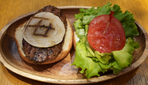 肉厚ビーフパテがシンプルな美味しさ！ハワイ発のKUAAINAで「ハンバーガー」を食べる