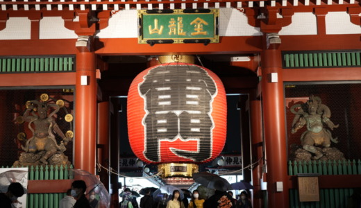 濡れた路面に映える浅草寺雷門！雨夜に東京屈指の観光地「浅草」を訪れる
