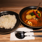 札幌のココノススキノのスープカレー店！3階フードコート内にあるRojiura Curry SAMURAI.で「野菜カレー」と「ザンギ」を食べる