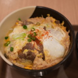 空港で素早く美味しい羊肉丼！松尾ジンギスカン新千歳空港店で「ジンギスカン卵とじ丼」を食べる