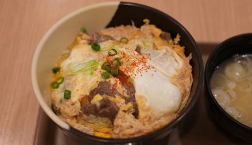 空港で素早く美味しい羊肉丼！松尾ジンギスカン新千歳空港店で「ジンギスカン卵とじ丼」を食べる