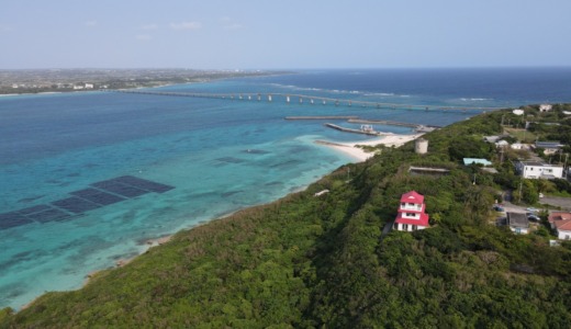 与那覇前浜の対岸から美しい海を望む！宮古島・来間島にある「竜宮城展望台」を訪れる