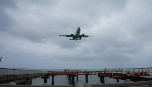 離発着機が真上を通る迫力満点の場所！宮古・下地島空港の滑走路北端にある「17END」を訪れる
