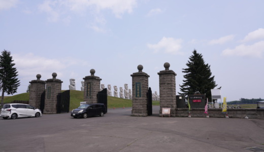 北の大地にあるモアイ像！バスの車窓から遺跡のレプリカがある「真駒内滝野霊園」を眺める