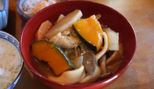山梨市で名物のほうとうを食べる！地元の家庭料理を提供する「ごはん&カフェ 里山亭」を訪れる