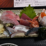 伊豆急下田駅から徒歩約3分！金目鯛の刺身や煮付けの定食が名物「魚介料理 魚河岸」を訪れる