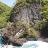 翡翠のような水の流れと新緑の葉が美しい！群馬県にある国の名勝「吾妻渓谷」を散策する